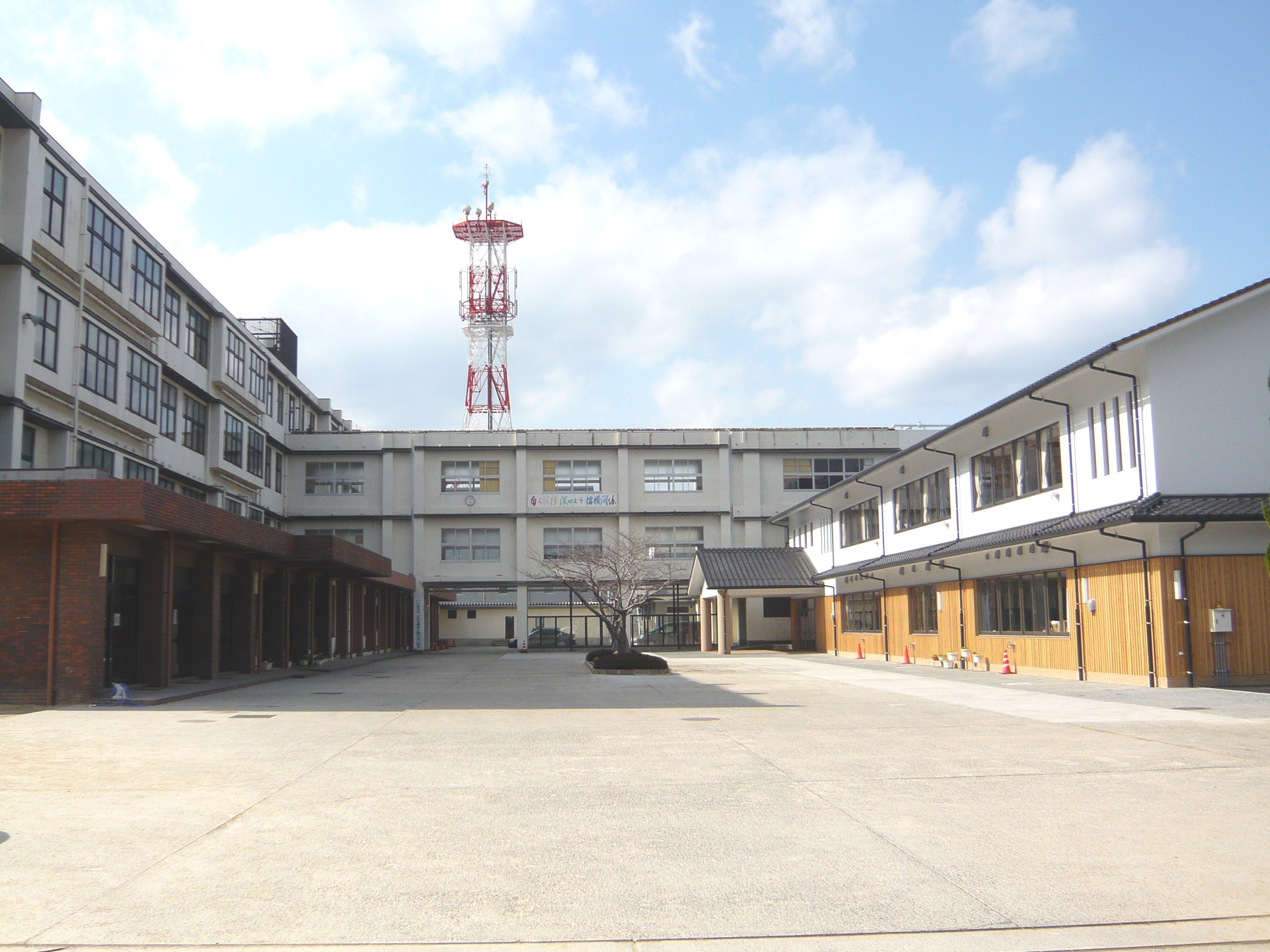 萩東中学校校舎