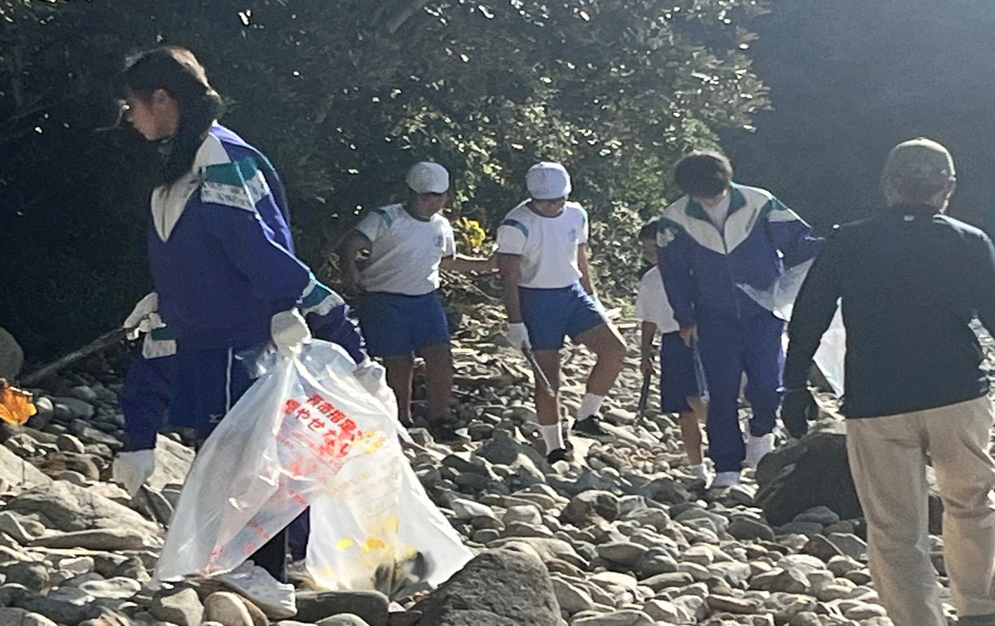 小中合同地域ボランティアの様子
