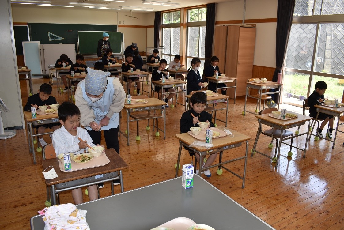 小学部の給食　全員一緒に食べます。